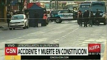 conductor cruzo en amarillo y mato a un peaton