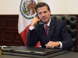 Enrique Peña Nieto hablando por teléfono Enrique Peña Nieto hablando por teléfono
