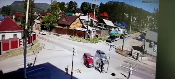 Un ciclista se salva de un choque de milagro