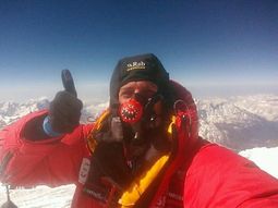 Realizan la primera videollamada desde la cima del Everest