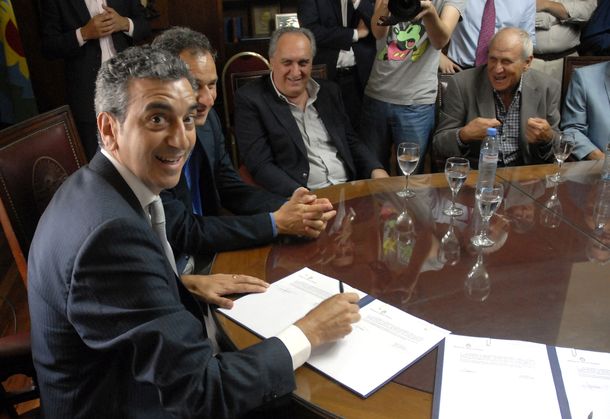 Randazzo firmó adjudicación de electrificación en el tren a La Plata