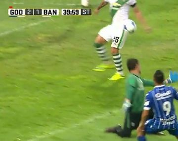 La pelota le pegó en la cadera pero cobraron penal