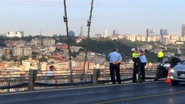 Mientras un policía se sacaba una selfie, un hombre se suicidaba a su espalda