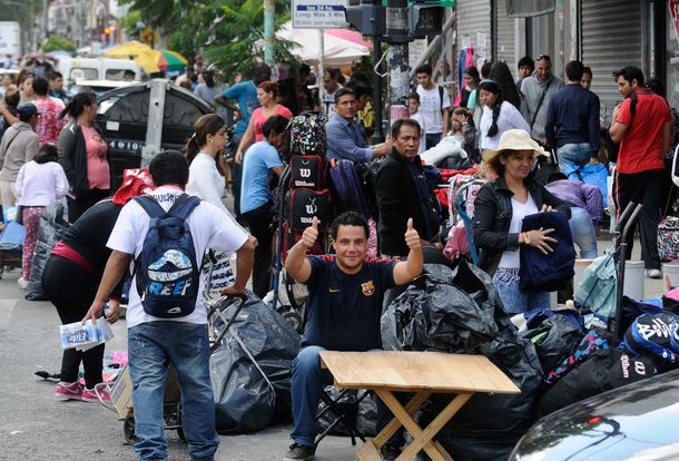 Tras los incidentes del viernes, los manteros volvieron a instalar sus puestos