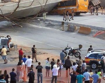Tragedia en Brasil: cayó parte de una autopista nueva en Belo Horizonte