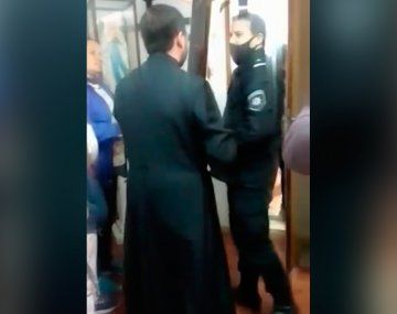 Cura echó a la Policía del templo omo si fuera a exorcizarlos: ¡Fuera de la casa de Dios!