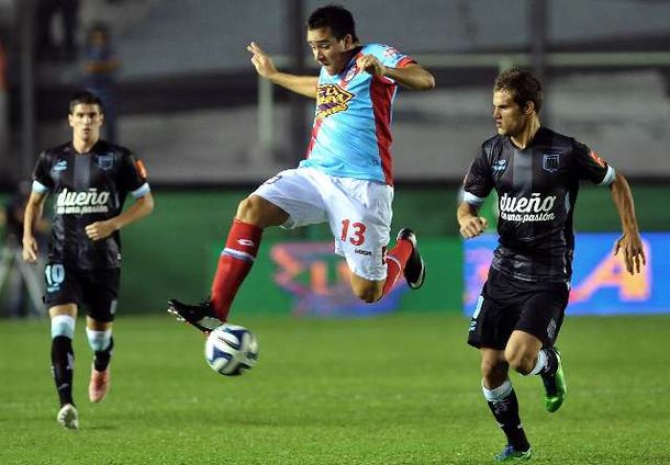 Arsenal se aprovechó de los errores defensivos de Racing y lo derrotó