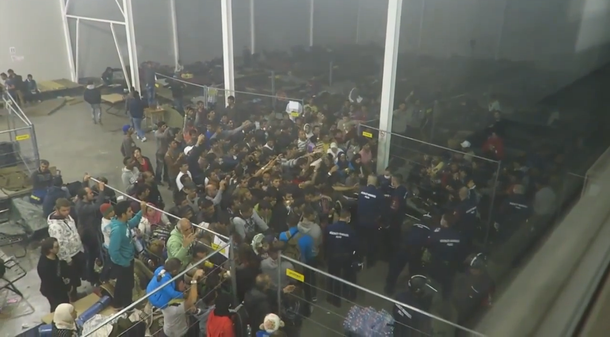 Trato inhumano: investigan un video donde se les tira comida a los refugiados