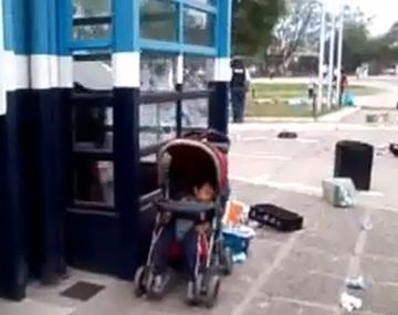 Dejan a un bebé abandonado en un súper tras un saqueo