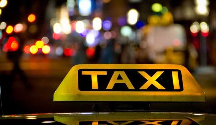 Condenaron a un taxista por masturbarse frente a una pasajera