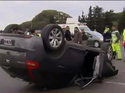 Uno de los autos volcados en la Panamericana Uno de los autos volcados en la Panamericana