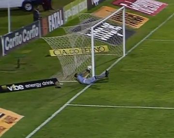 Nunca visto: un arquero hizo trampa y engañó al árbitro para evitar un gol lícito en Brasil