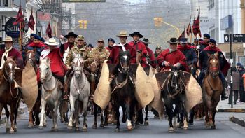 urtubey encabezo una cabalgata historica en salta urtubey encabezo una cabalgata historica en salta