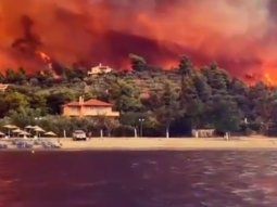 Grecia: luchan por salvar a una isla de un incendio