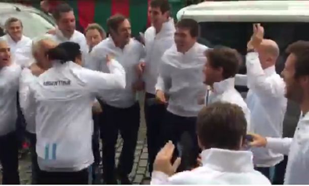 El equipo argentino de Copa Davis revolucionó Bruselas con cumbia y el himno