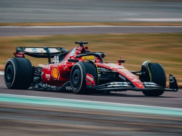 Nueva era en la Fórmula 1: Lewis Hamilton giró arriba de un Ferrari por primera vez