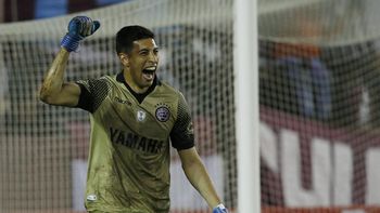 Esteban Andrada festeja tras atajar uno de los penales Esteban Andrada festeja tras atajar uno de los penales