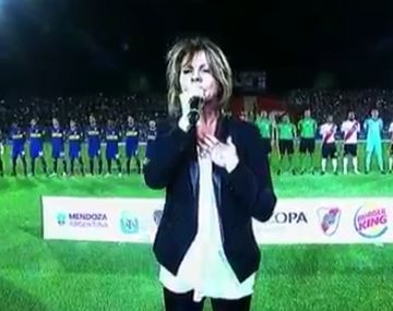 Marcela Morelo cantó un fragmento del Himno Nacional Argentino