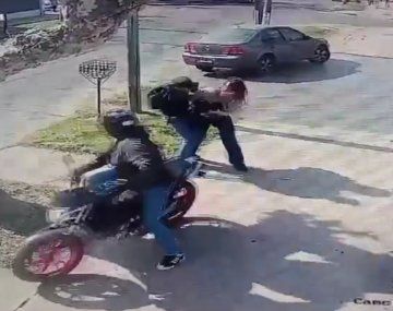De cacería: dos motochorros persiguieron a una mujer para robarle en Haedo
