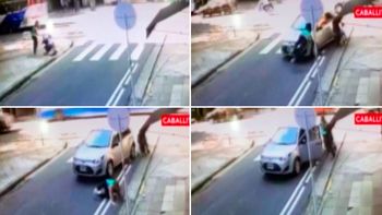 video: atropellaron a una mujer y su bebe y se salvaron de milagro video: atropellaron a una mujer y su bebe y se salvaron de milagro