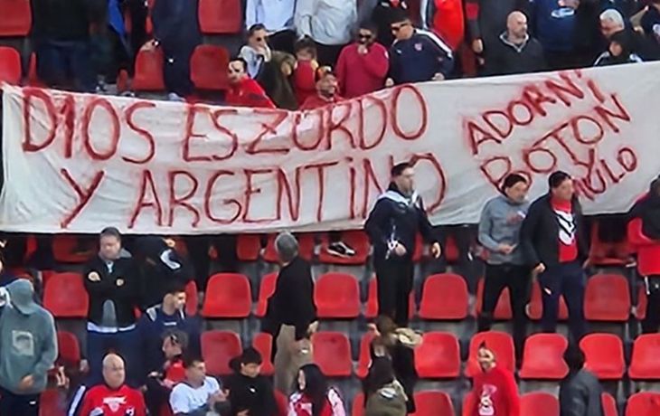La hinchada del Rojo se acordó de Adorni tras olvidar a Maradona