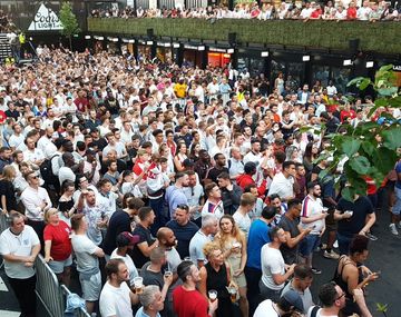 Boxpark Croydon se llenó de fanáticos para ver el Mundial