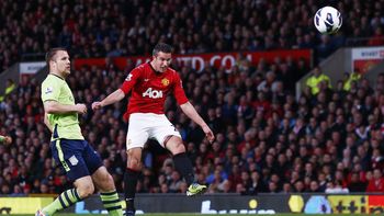 Una volea del holandés Robin Van Persie ante el Aston Villa, el mejor gol de la historia de la Premier League. Una volea del holandés Robin Van Persie ante el Aston Villa, el mejor gol de la historia de la Premier League.