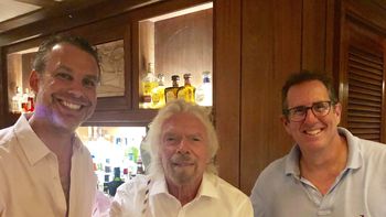 Andrés Bzurovski y Sergio Fogel, junto al fundador de Virgin Group, Richard Branson. Andrés Bzurovski y Sergio Fogel, junto al fundador de Virgin Group, Richard Branson.