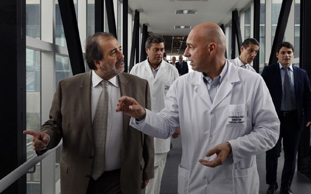 Rául Alejandro Ramos (izquierda) cuando era funcionario junto con autoridades del Hospital Posadas.