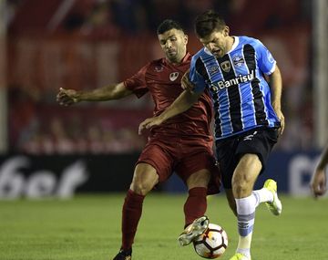 Emmanuel Gigliotti pelea con Walter Kannemann