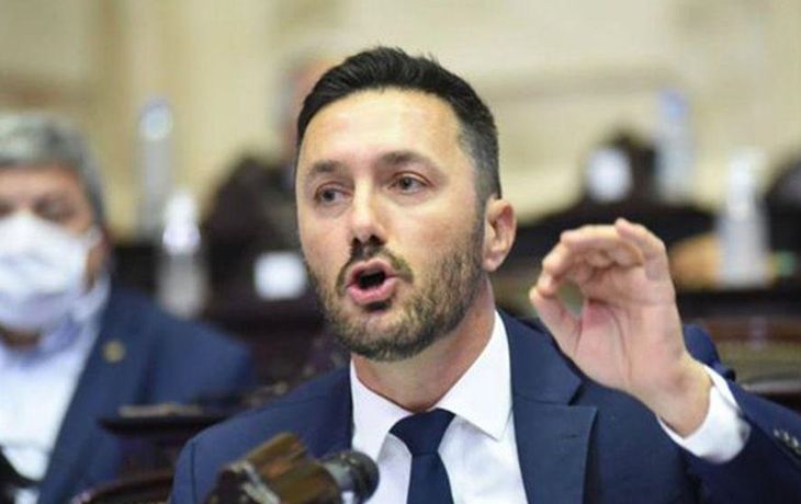 Luis Petri prohibió el uso del lenguaje inclusivo en las FFAA