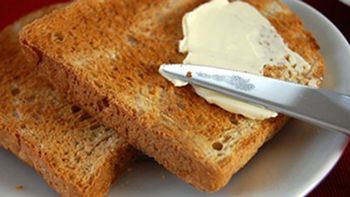insolito:una anciana de 75 anos murio por comer una tostada