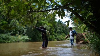 Los chicos de la comunidad mbya cruzan el arroyo a nado todos los días para ir a la escuela. Foto: Blas Martínez. Los chicos de la comunidad mbya cruzan el arroyo a nado todos los días para ir a la escuela. Foto: Blas Martínez.