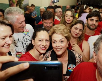 Elecciones en Brasil: Votó Dilma Rousseff y se mostró confiada en que ganará Lula
