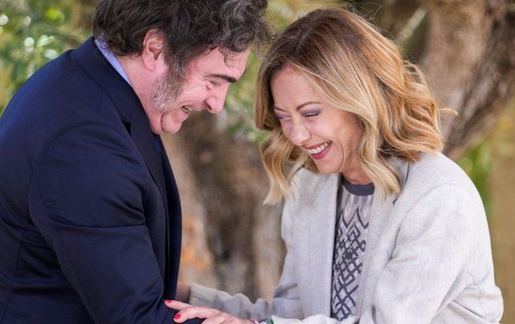 El presidente Javier Milei junto a la primera ministra de Italia, Giorgia Meloni