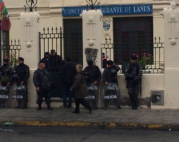 Acceso militarizado y restringido: así sesiona el Concejo en Lanús