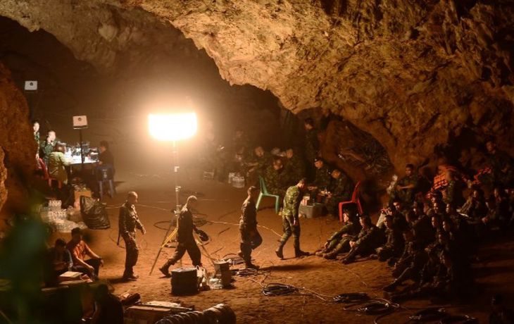Desesperada búsqueda de 12 chicos que quedaron atrapados en una cueva