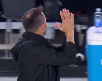 El Chacho Coudet y sus gestos a los hinchas de River en el Monumental.