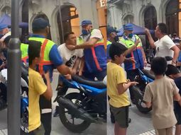 VIDEO: Se resistió al secuestro de su moto y se agarró a trompadas con los agentes de tránsito