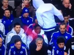 minuto de furia: diego costa se enojo con mourinho y le tiro una pechera minuto de furia: diego costa se enojo con mourinho y le tiro una pechera
