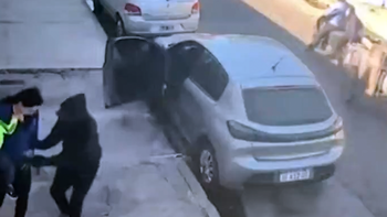terror en lanus por el asalto a una mujer que iba con un bebe en brazos terror en lanus por el asalto a una mujer que iba con un bebe en brazos