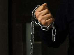 Engañados, atacaron a sus parejas con cadenas