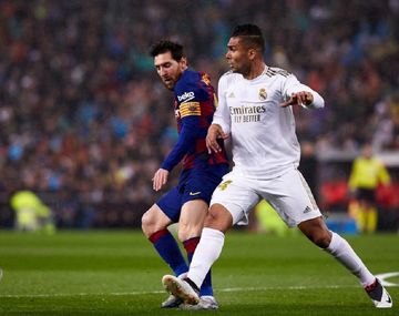 Messi disputa el bal&oacute;n con Casemiro