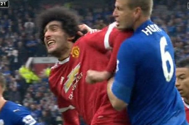 Terrible codazo: le tiraron de su porra y no lo soportó