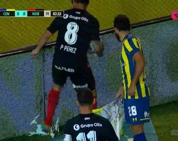 Clásico de Rosario: se detuvo el juego por un dron y Pablo Pérez lo destruyó