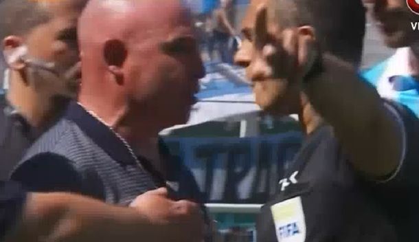 El entrenador se sacó y vio la roja