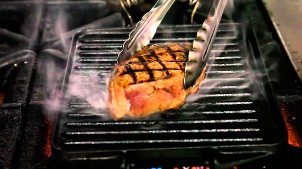 Una mujer de 71 años golpeó con una plancha de cocina a otra de 83