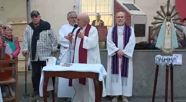 Misa por el fotógrafo Pablo Grillo en la puerta del Hospital Ramos Mejía
