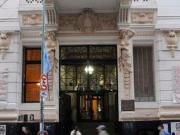 Separaron al profesor del Pellegrini que trató de feminazi a una alumna