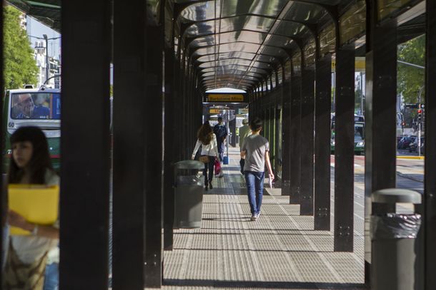 Una mujer fue golpeada en la parada del Metrobus